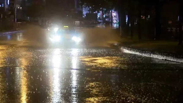 İSTANBUL'DA GECE SAATLERİNDE YAĞMUR ETKİLİ OLDU