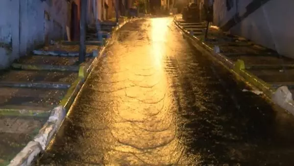İSTANBUL'DA GECE SAATLERİNDE YAĞMUR ETKİLİ OLDU