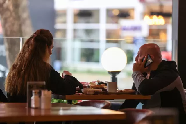 Erzincan'da kademeli normalleşme kapsamında işletmeler müşteri kabul etmeye başladı
