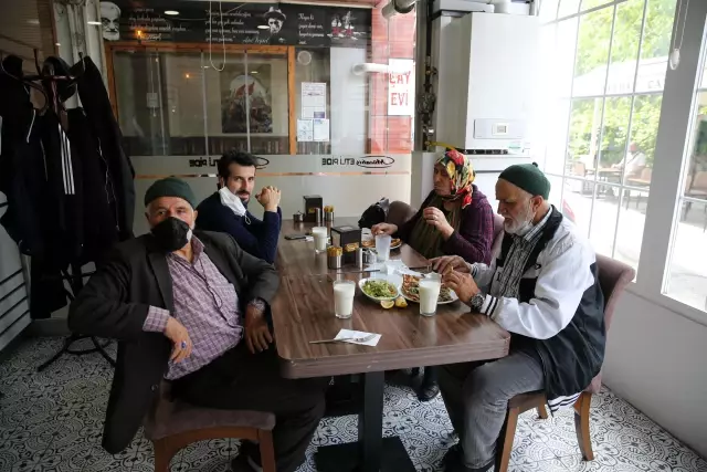Erzincan'da kademeli normalleşme kapsamında işletmeler müşteri kabul etmeye başladı