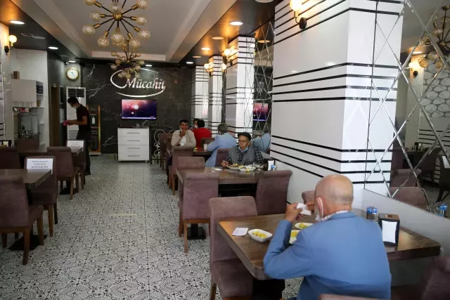 Erzincan'da kademeli normalleşme kapsamında işletmeler müşteri kabul etmeye başladı