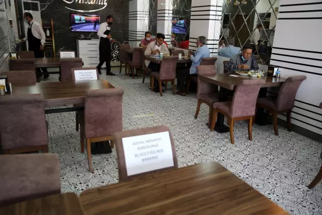 Erzincan'da kademeli normalleşme kapsamında işletmeler müşteri kabul etmeye başladı