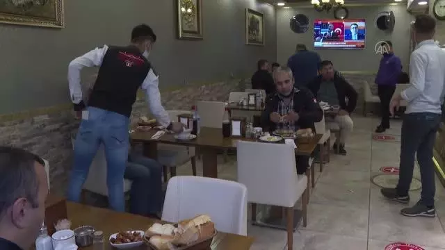 Erzincan'da kademeli normalleşme kapsamında işletmeler müşteri kabul etmeye başladı