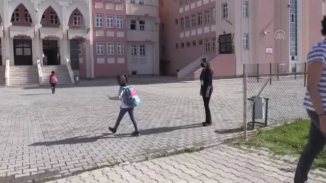 Kademeli normalleşme süreciyle okullarda yüz yüze eğitime başlandı