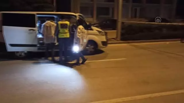 Kahramankazan'da polise bıçakla saldıran kişi silahla yaralanarak durduruldu Kahramankazan'da polise bıçakla saldıran kişi silahla yaralanarak durduruldu