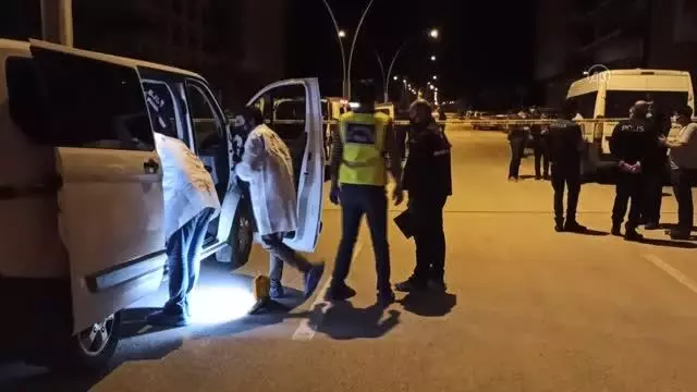 Kahramankazan'da polise bıçakla saldıran kişi silahla yaralanarak durduruldu Kahramankazan'da polise bıçakla saldıran kişi silahla yaralanarak durduruldu