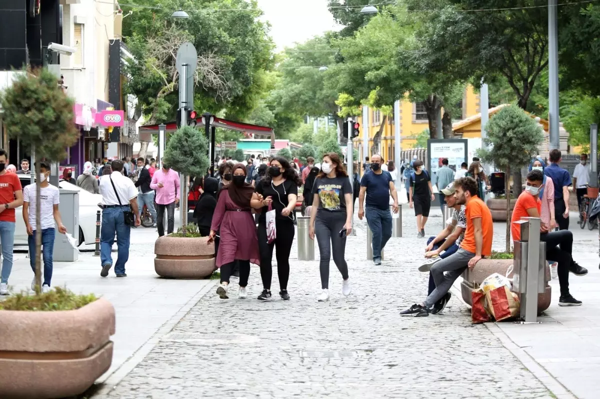Konya'da lokanta ve kafeler hizmet vermeye başladı