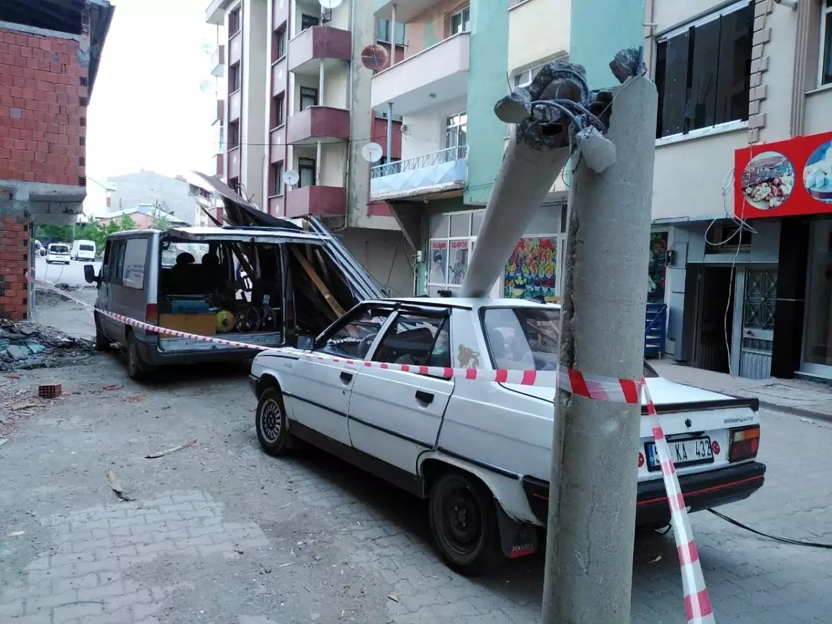 Kuvvetli rüzgar çatıları uçurdu, direkleri devirdi
