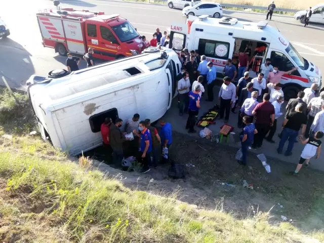 Lastiği patlayan minibüs devrildi: 8 yaralı