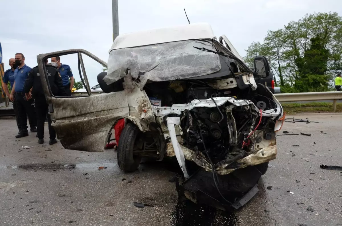 Ordu'da minibüs ile pikap çarpıştı: 12 yaralı