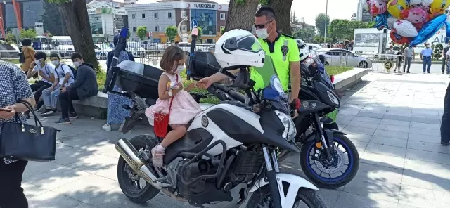Polis ekipleri çocukların sevgisine duyarsız kalmıyor Polis ekipleri çocukların sevgisine duyarsız kalmıyor