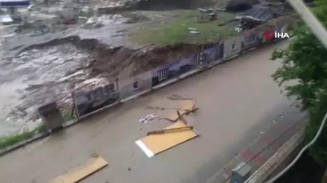 Son dakika: Sağanak yağış sele neden oldu Son dakika: Sağanak yağış sele neden oldu