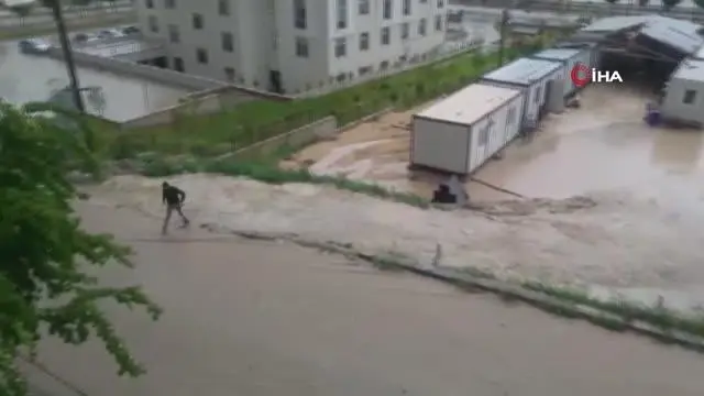 Son dakika: Sağanak yağış sele neden oldu Son dakika: Sağanak yağış sele neden oldu