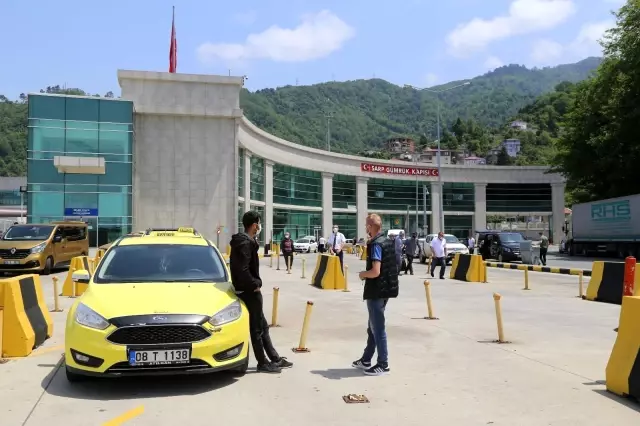 Sarp Sınır Kapısı yaya geçişlerine açıldı, beklenen yoğunluk gerçekleşmedi