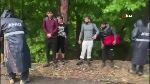 Son dakika haber... Sel nedeniyle ormanlık alanda mahsur kalan işçiler kurtarıldı Son dakika haber... Sel nedeniyle ormanlık alanda mahsur kalan işçiler kurtarıldı