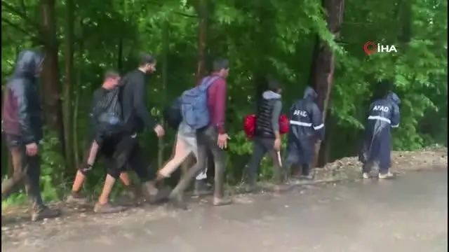 Son dakika haber... Sel nedeniyle ormanlık alanda mahsur kalan işçiler kurtarıldı Son dakika haber... Sel nedeniyle ormanlık alanda mahsur kalan işçiler kurtarıldı