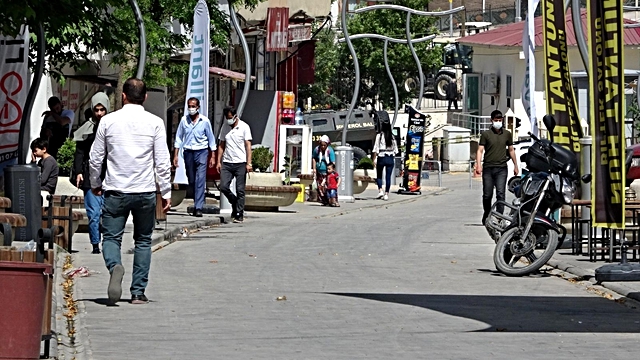 Şırnak'ta esnafın 'Yeni normalleşme' hazırlıkları başladı Şırnak'ta esnafın 'Yeni normalleşme' hazırlıkları başladı