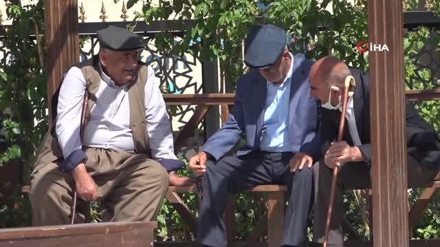 Şırnak'ta esnafların 'Yeni normalleşme' hazırlıkları başladı Şırnak'ta esnafların 'Yeni normalleşme' hazırlıkları başladı