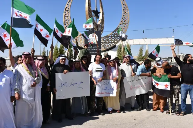 Suriye'nin kuzeyindeki Azez ilçesinde, YPG/PKK'ya karşı harekete geçen Münbiçlilere destek gösterisi yapıldı Suriye'nin kuzeyindeki Azez ilçesinde, YPG/PKK'ya karşı harekete geçen Münbiçlilere destek gösterisi yapıldı
