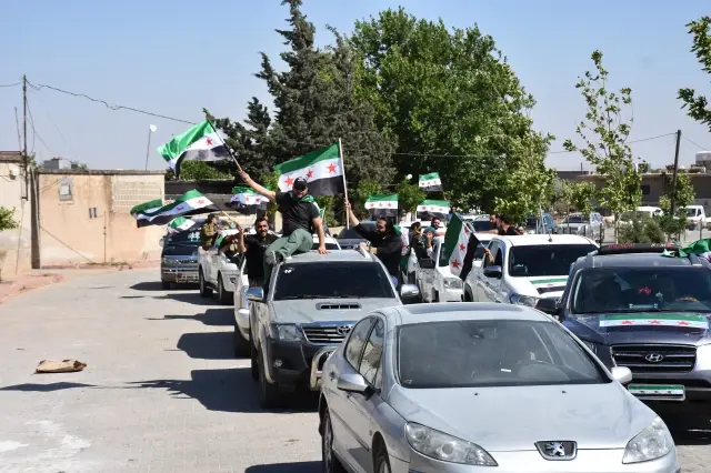 Suriye'nin kuzeyindeki Azez ilçesinde, YPG/PKK'ya karşı harekete geçen Münbiçlilere destek gösterisi yapıldı