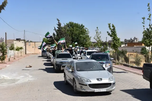 Suriye'nin kuzeyindeki Azez ilçesinde, YPG/PKK'ya karşı harekete geçen Münbiçlilere destek gösterisi yapıldı