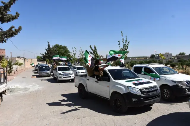 Suriye'nin kuzeyindeki Azez ilçesinde, YPG/PKK'ya karşı harekete geçen Münbiçlilere destek gösterisi yapıldı