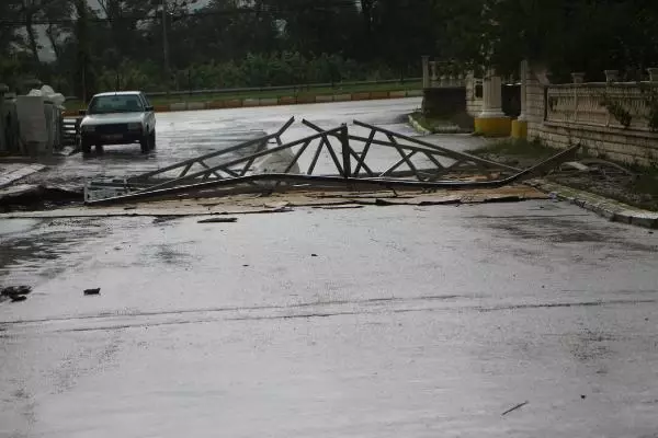 Tokat Ta Ruzgar Agaclari Devirdi Catilari Ucurdu Haberler