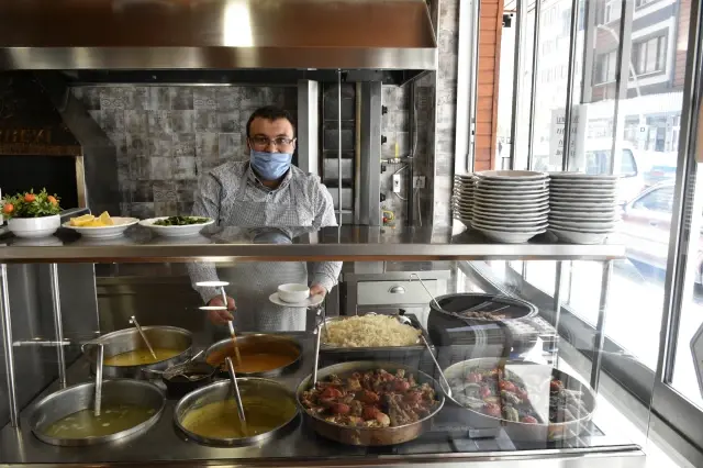 Erzincan'da kademeli normalleşme kapsamında işletmeler müşteri kabul etmeye başladı