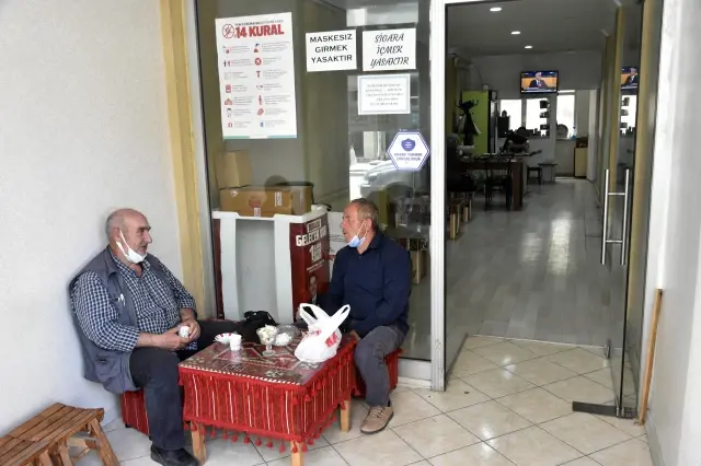Erzincan'da kademeli normalleşme kapsamında işletmeler müşteri kabul etmeye başladı
