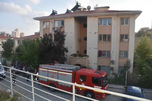 Bir apartmanda çıkan yangında 3 kişi dumandan etkilendi Bir apartmanda çıkan yangında 3 kişi dumandan etkilendi