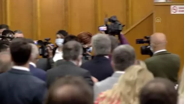 Akşener: 'İyi görevini yaptığı zaman alkışlarız, yanlış yaptığı zaman muhalefet olarak eleştirimizi söyleriz' Akşener: 'İyi görevini yaptığı zaman alkışlarız, yanlış yaptığı zaman muhalefet olarak eleştirimizi söyleriz'
