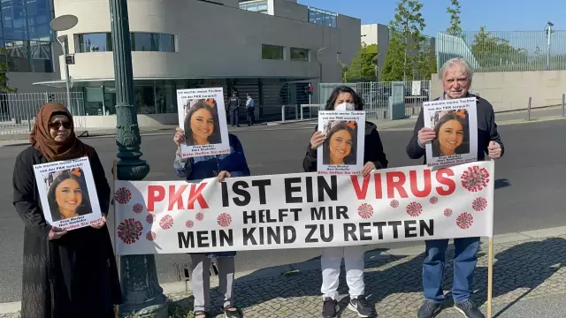 Almanya'da kızı PKK tarafından kaçırılan anne, eylemini Başbakanlık önünde sürdürüyor Almanya'da kızı PKK tarafından kaçırılan anne, eylemini Başbakanlık önünde sürdürüyor