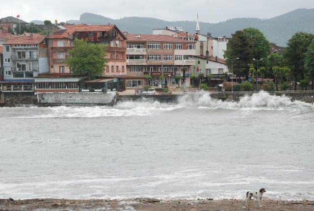 AMASRA'DA RÜZGAR DENİZDE DEV DALGALAR OLUŞTURDU AMASRA'DA RÜZGAR DENİZDE DEV DALGALAR OLUŞTURDU