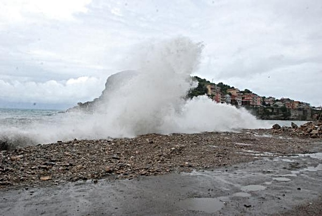 AMASRA'DA RÜZGAR DENİZDE DEV DALGALAR OLUŞTURDU AMASRA'DA RÜZGAR DENİZDE DEV DALGALAR OLUŞTURDU