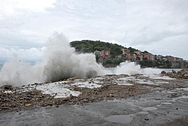 AMASRA'DA RÜZGAR DENİZDE DEV DALGALAR OLUŞTURDU AMASRA'DA RÜZGAR DENİZDE DEV DALGALAR OLUŞTURDU