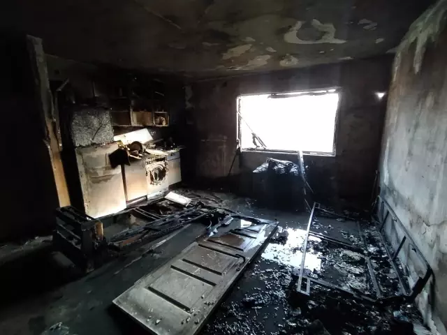 Son dakika haber: Apartman dairesinde yangın: 3 kişi dumandan etkilendi Son dakika haber: Apartman dairesinde yangın: 3 kişi dumandan etkilendi