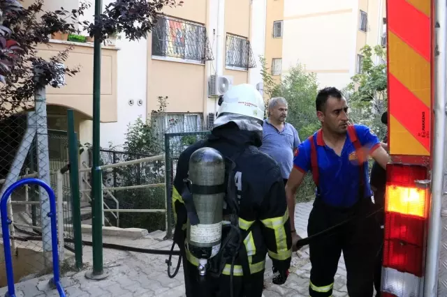Son dakika haber: Apartman dairesinde yangın: 3 kişi dumandan etkilendi Son dakika haber: Apartman dairesinde yangın: 3 kişi dumandan etkilendi