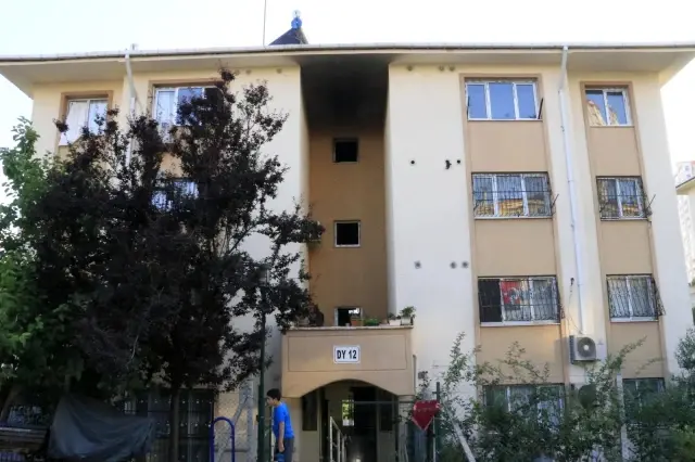 Son dakika haber: Apartman dairesinde yangın: 3 kişi dumandan etkilendi Son dakika haber: Apartman dairesinde yangın: 3 kişi dumandan etkilendi