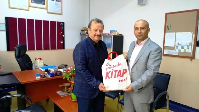 Aracıyla 131 okula 69 bin kitap dağıttı