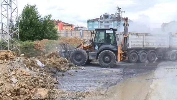 BAŞAKŞEHİR'DE SOKAĞA DÖKÜLEN KİMYASAL ATIK BELEDİYE EKİPLERİNCE BULUNDUĞU YERDEN ALINDI BAŞAKŞEHİR'DE SOKAĞA DÖKÜLEN KİMYASAL ATIK BELEDİYE EKİPLERİNCE BULUNDUĞU YERDEN ALINDI