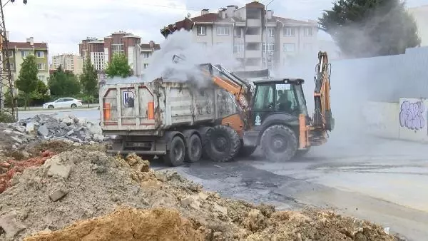 BAŞAKŞEHİR'DE SOKAĞA DÖKÜLEN KİMYASAL ATIK BELEDİYE EKİPLERİNCE BULUNDUĞU YERDEN ALINDI