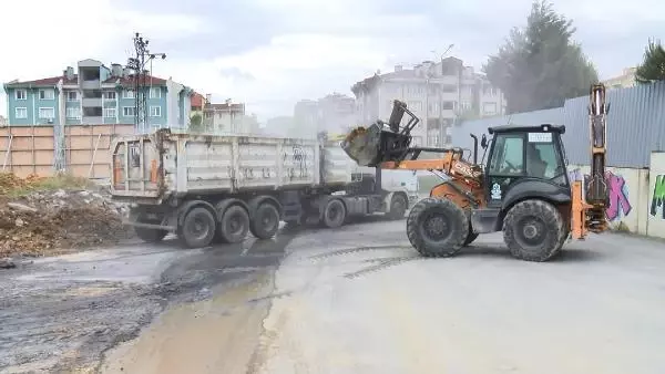 BAŞAKŞEHİR'DE SOKAĞA DÖKÜLEN KİMYASAL ATIK BELEDİYE EKİPLERİNCE BULUNDUĞU YERDEN ALINDI