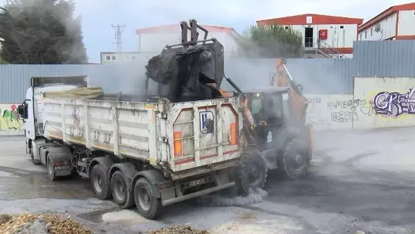 BAŞAKŞEHİR'DE SOKAĞA DÖKÜLEN KİMYASAL ATIK BELEDİYE EKİPLERİNCE BULUNDUĞU YERDEN ALINDI