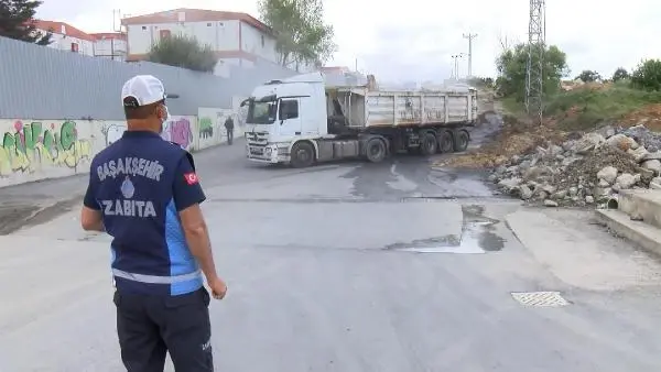 BAŞAKŞEHİR'DE SOKAĞA DÖKÜLEN KİMYASAL ATIK BELEDİYE EKİPLERİNCE BULUNDUĞU YERDEN ALINDI