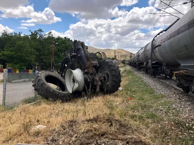 Başkent'te yük treni traktöre çarptı; 1 yaralı