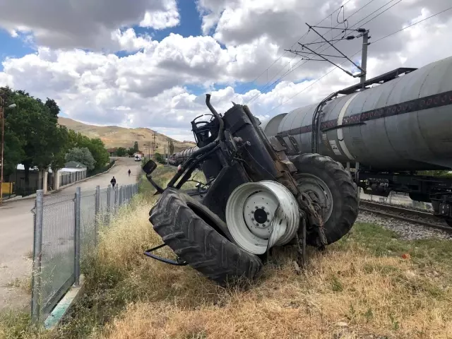 Başkent'te yük treni traktöre çarptı; 1 yaralı