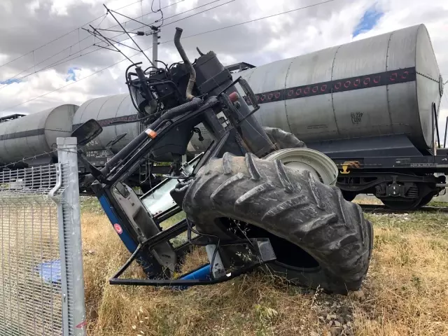 Başkent'te yük treni traktöre çarptı; 1 yaralı