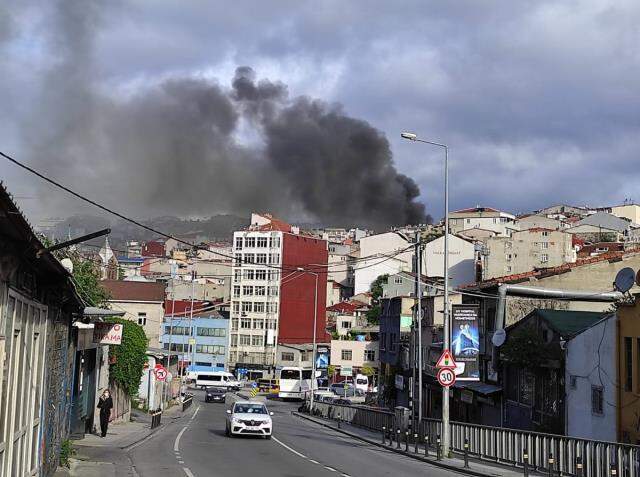 Beyoğlu'ndaki halı yıkama fabrikasında çıkan yangın 5 katlı binaya sıçradı