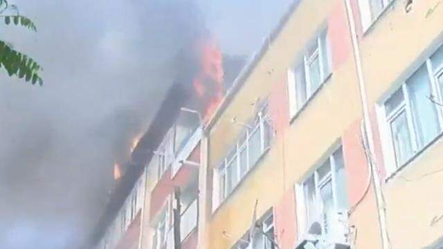 Beyoğlu'ndaki halı yıkama fabrikasında çıkan yangın 5 katlı binaya sıçradı