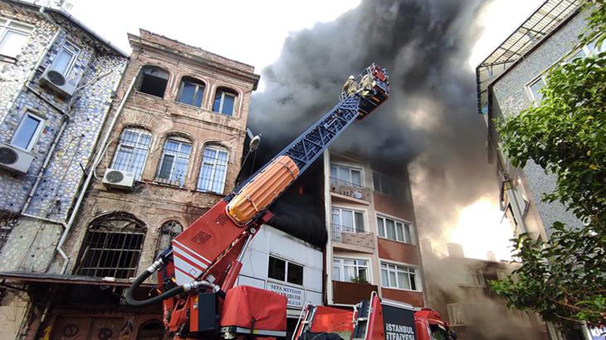 Beyoğlu'ndaki halı yıkama fabrikasında çıkan yangın 5 katlı binaya sıçradı